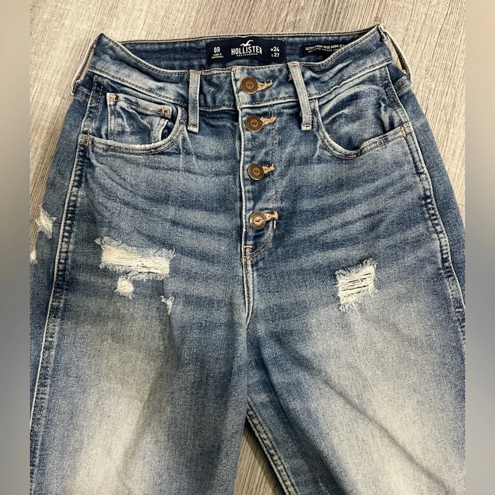 Hollister 💙Mom Jeans Blue High Rise Distressed Denim, size 0
